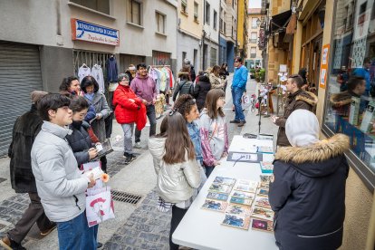 Los comerciantes de la calle Ramillete de Soria celebraron el Día del Libro acercando la cultura y la artesanía a la gente.