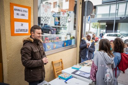 Los comerciantes de la calle Ramillete de Soria celebraron el Día del Libro acercando la cultura y la artesanía a la gente.