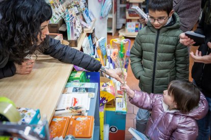 Los comerciantes de la calle Ramillete de Soria celebraron el Día del Libro acercando la cultura y la artesanía a la gente.