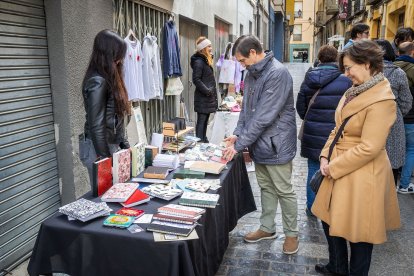 Los comerciantes de la calle Ramillete de Soria celebraron el Día del Libro acercando la cultura y la artesanía a la gente.