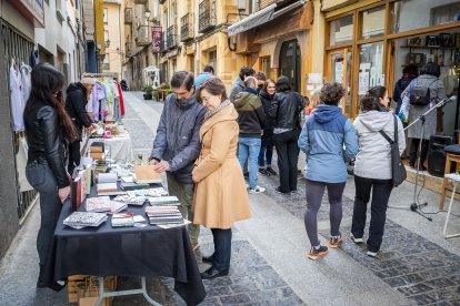 Los comerciantes de la calle Ramillete de Soria celebraron el Día del Libro acercando la cultura y la artesanía a la gente.