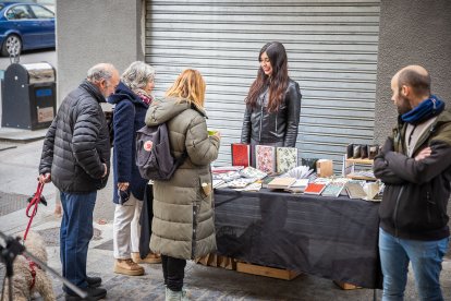 Los comerciantes de la calle Ramillete de Soria celebraron el Día del Libro acercando la cultura y la artesanía a la gente.