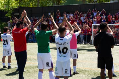 Comunión entre jugadores y la afición del Numancia tras la victoria ante el Ursaria.
