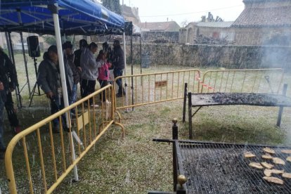 Vinuesa se volcó en su parrillada solidaria a beneficio de Manos Unidas.