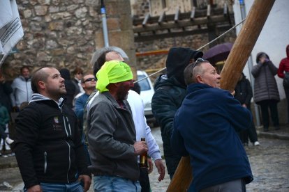 La lluvia amenazó con complicar la fiesta