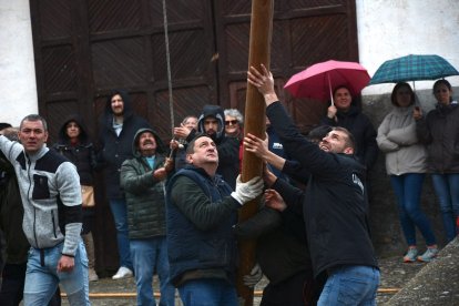 La lluvia amenazó con complicar la fiesta