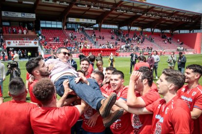 El presidente numantino Santiago Morales fue manteado por los futbolistas.
