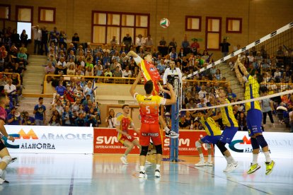 Davi Tenorio remata durante una acción del encuentro.