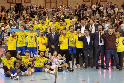 La plantilla del C.V. Guaguas celebra el título conquistado en Los Pajaritos