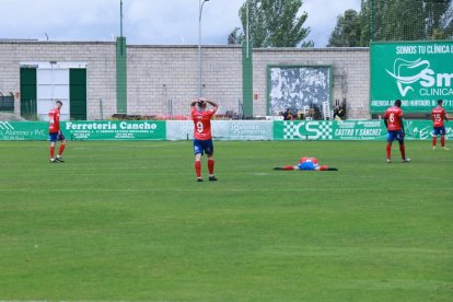 El Numancia cae ante el Cacereño y se despide del ascenso directo.