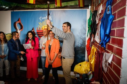El Catapán vuelve a vestir de fiesta a Soria con el 'sí' a San Juan en las 12 cuadrillas y las botas de vino, el pan, el queso y el bacalao.