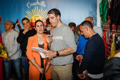 El Catapán vuelve a vestir de fiesta a Soria con el 'sí' a San Juan en las 12 cuadrillas y las botas de vino, el pan, el queso y el bacalao.