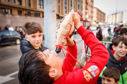 El Catapán vuelve a vestir de fiesta a Soria con el 'sí' a San Juan en las 12 cuadrillas y las botas de vino, el pan, el queso y el bacalao.