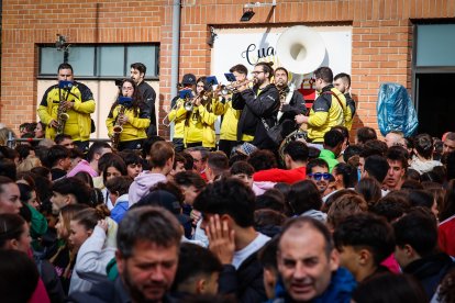 El Catapán vuelve a vestir de fiesta a Soria con el 'sí' a San Juan en las 12 cuadrillas y las botas de vino, el pan, el queso y el bacalao.