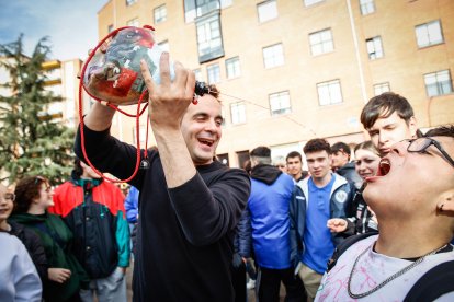 El Catapán vuelve a vestir de fiesta a Soria con el 'sí' a San Juan en las 12 cuadrillas y las botas de vino, el pan, el queso y el bacalao.