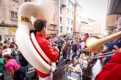 El Catapán vuelve a vestir de fiesta a Soria con el 'sí' a San Juan en las 12 cuadrillas y las botas de vino, el pan, el queso y el bacalao.