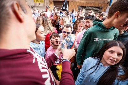 El Catapán vuelve a vestir de fiesta a Soria con el 'sí' a San Juan en las 12 cuadrillas y las botas de vino, el pan, el queso y el bacalao.