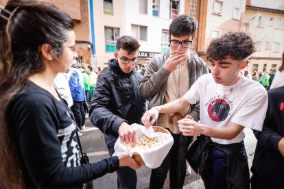 El Catapán vuelve a vestir de fiesta a Soria con el 'sí' a San Juan en las 12 cuadrillas y las botas de vino, el pan, el queso y el bacalao.
