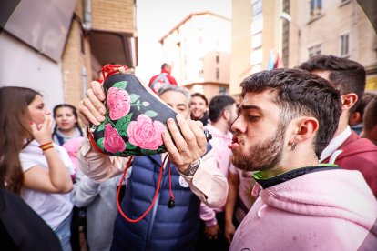 El Catapán vuelve a vestir de fiesta a Soria con el 'sí' a San Juan en las 12 cuadrillas y las botas de vino, el pan, el queso y el bacalao.