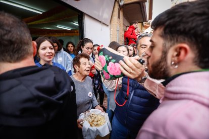 El Catapán vuelve a vestir de fiesta a Soria con el 'sí' a San Juan en las 12 cuadrillas y las botas de vino, el pan, el queso y el bacalao.