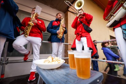 El Catapán vuelve a vestir de fiesta a Soria con el 'sí' a San Juan en las 12 cuadrillas y las botas de vino, el pan, el queso y el bacalao.