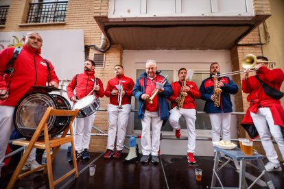 El Catapán vuelve a vestir de fiesta a Soria con el 'sí' a San Juan en las 12 cuadrillas y las botas de vino, el pan, el queso y el bacalao.