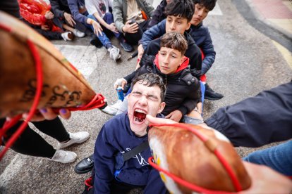 El Catapán vuelve a vestir de fiesta a Soria con el 'sí' a San Juan en las 12 cuadrillas y las botas de vino, el pan, el queso y el bacalao.