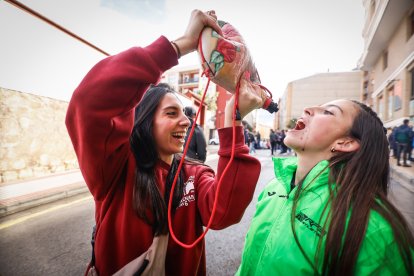 El Catapán vuelve a vestir de fiesta a Soria con el 'sí' a San Juan en las 12 cuadrillas y las botas de vino, el pan, el queso y el bacalao.