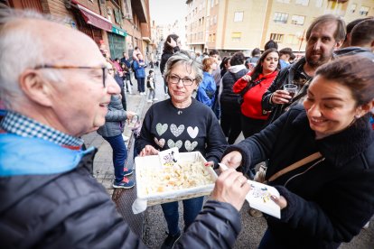 El Catapán vuelve a vestir de fiesta a Soria con el 'sí' a San Juan en las 12 cuadrillas y las botas de vino, el pan, el queso y el bacalao.