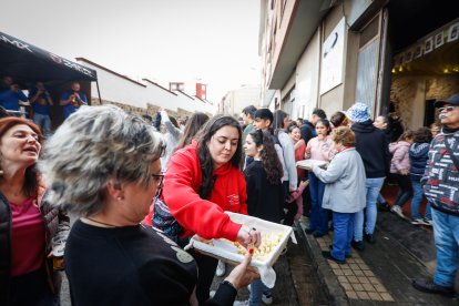 El Catapán vuelve a vestir de fiesta a Soria con el 'sí' a San Juan en las 12 cuadrillas y las botas de vino, el pan, el queso y el bacalao.