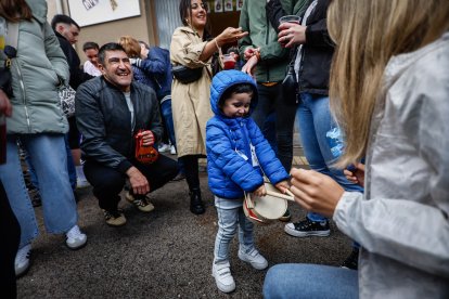 El Catapán vuelve a vestir de fiesta a Soria con el 'sí' a San Juan en las 12 cuadrillas y las botas de vino, el pan, el queso y el bacalao.
