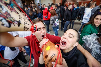 El Catapán vuelve a vestir de fiesta a Soria con el 'sí' a San Juan en las 12 cuadrillas y las botas de vino, el pan, el queso y el bacalao.