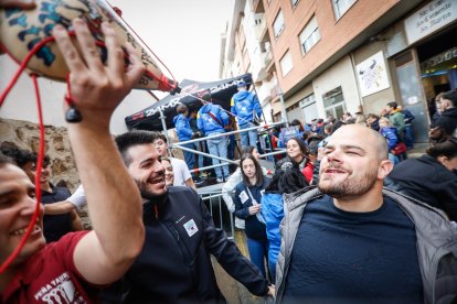 El Catapán vuelve a vestir de fiesta a Soria con el 'sí' a San Juan en las 12 cuadrillas y las botas de vino, el pan, el queso y el bacalao.