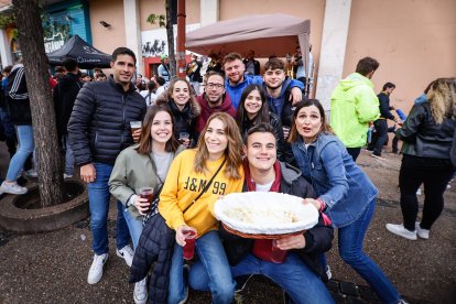 El Catapán vuelve a vestir de fiesta a Soria con el 'sí' a San Juan en las 12 cuadrillas y las botas de vino, el pan, el queso y el bacalao.