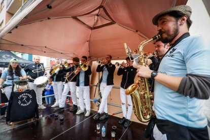 El Catapán vuelve a vestir de fiesta a Soria con el 'sí' a San Juan en las 12 cuadrillas y las botas de vino, el pan, el queso y el bacalao.