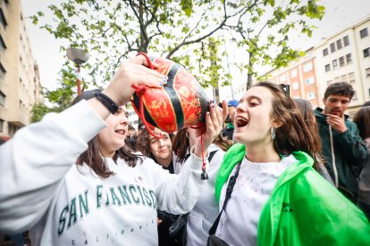 El Catapán vuelve a vestir de fiesta a Soria con el 'sí' a San Juan en las 12 cuadrillas y las botas de vino, el pan, el queso y el bacalao.