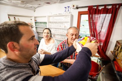 El Catapán vuelve a vestir de fiesta a Soria con el 'sí' a San Juan en las 12 cuadrillas y las botas de vino, el pan, el queso y el bacalao.