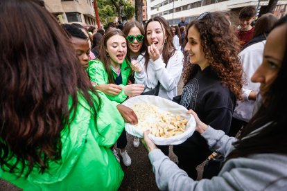 El Catapán vuelve a vestir de fiesta a Soria con el 'sí' a San Juan en las 12 cuadrillas y las botas de vino, el pan, el queso y el bacalao.