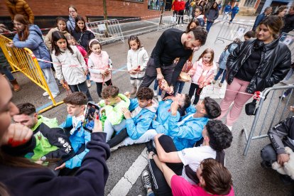 El Catapán vuelve a vestir de fiesta a Soria con el 'sí' a San Juan en las 12 cuadrillas y las botas de vino, el pan, el queso y el bacalao.