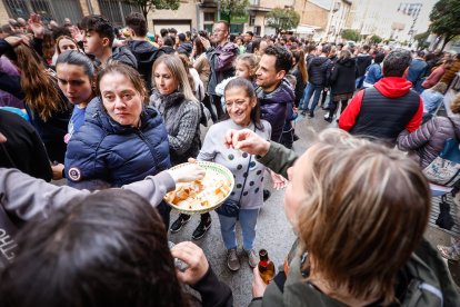 El Catapán vuelve a vestir de fiesta a Soria con el 'sí' a San Juan en las 12 cuadrillas y las botas de vino, el pan, el queso y el bacalao.