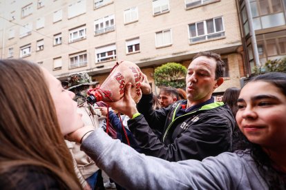 El Catapán vuelve a vestir de fiesta a Soria con el 'sí' a San Juan en las 12 cuadrillas y las botas de vino, el pan, el queso y el bacalao.
