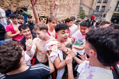 El Catapán vuelve a vestir de fiesta a Soria con el 'sí' a San Juan en las 12 cuadrillas y las botas de vino, el pan, el queso y el bacalao.