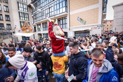 El Catapán vuelve a vestir de fiesta a Soria con el 'sí' a San Juan en las 12 cuadrillas y las botas de vino, el pan, el queso y el bacalao.