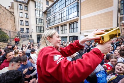 El Catapán vuelve a vestir de fiesta a Soria con el 'sí' a San Juan en las 12 cuadrillas y las botas de vino, el pan, el queso y el bacalao.