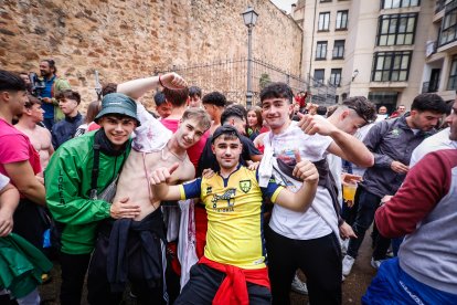 El Catapán vuelve a vestir de fiesta a Soria con el 'sí' a San Juan en las 12 cuadrillas y las botas de vino, el pan, el queso y el bacalao.