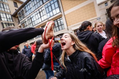 El Catapán vuelve a vestir de fiesta a Soria con el 'sí' a San Juan en las 12 cuadrillas y las botas de vino, el pan, el queso y el bacalao.
