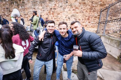 El Catapán vuelve a vestir de fiesta a Soria con el 'sí' a San Juan en las 12 cuadrillas y las botas de vino, el pan, el queso y el bacalao.