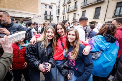 El Catapán vuelve a vestir de fiesta a Soria con el 'sí' a San Juan en las 12 cuadrillas y las botas de vino, el pan, el queso y el bacalao.