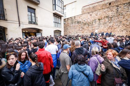 El Catapán vuelve a vestir de fiesta a Soria con el 'sí' a San Juan en las 12 cuadrillas y las botas de vino, el pan, el queso y el bacalao.