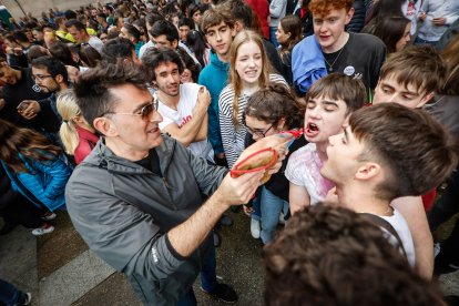 El Catapán vuelve a vestir de fiesta a Soria con el 'sí' a San Juan en las 12 cuadrillas y las botas de vino, el pan, el queso y el bacalao.